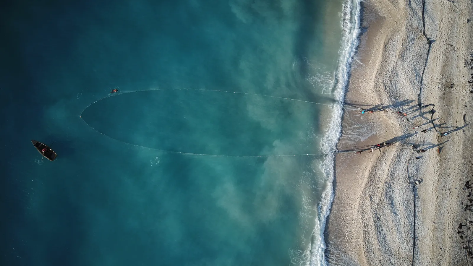 Playa caribeña desde el cielo Vista aérea con drone de playa turquesa caribeña con botes anclados y arena blanca, fotografía aérea en República Dominicana