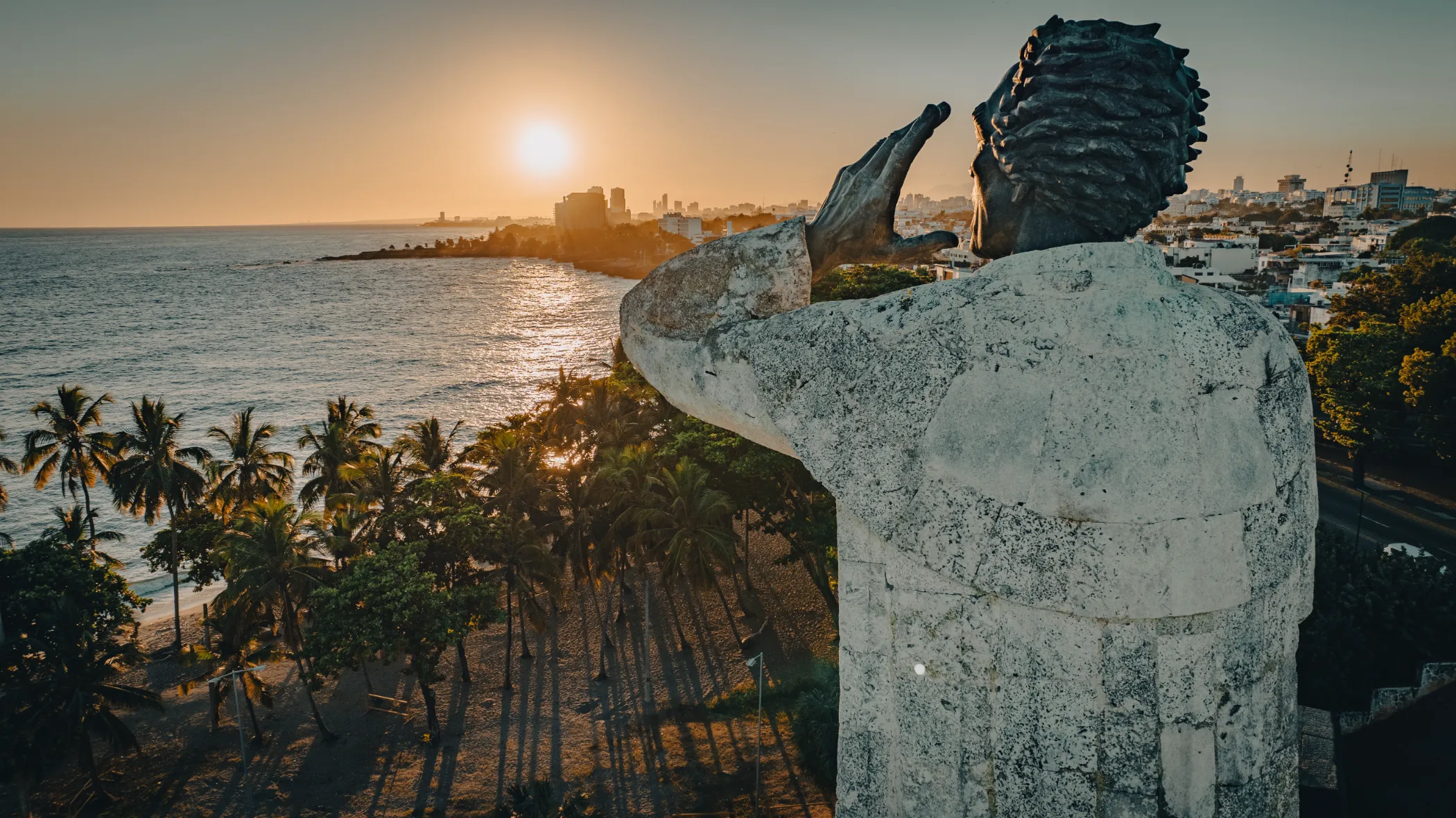 Rocas blancas y luz dorada en Santo Domingo Familia en rocas blancas al atardecer en Santo Domingo, fotógrafo de familia en playa Caribe con luz dorada